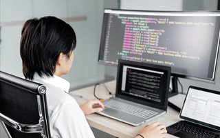 西双版纳 ,php声明和调用变量的符号是什么？